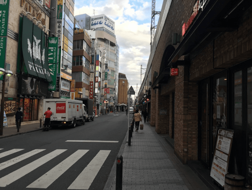 道順3 横断歩道を渡り線路沿いに新宿方面へ進みます